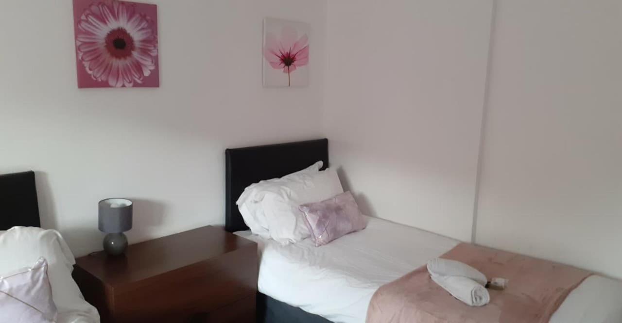 Perry Road, Beautiful Large House Available For Guests And Contractors Parking Wifi Villa Nottingham Bagian luar foto