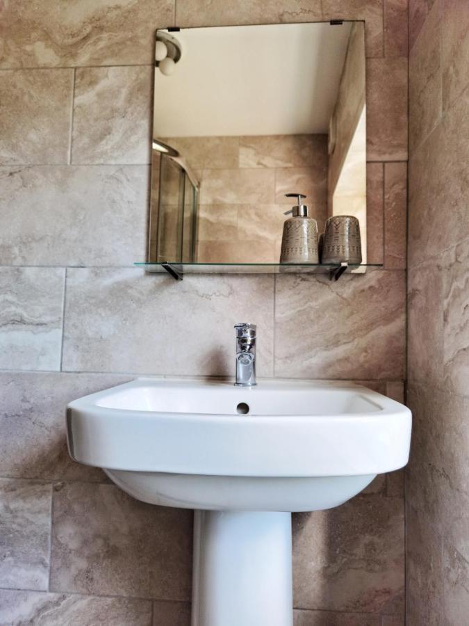 Perry Road, Beautiful Large House Available For Guests And Contractors Parking Wifi Villa Nottingham Bagian luar foto